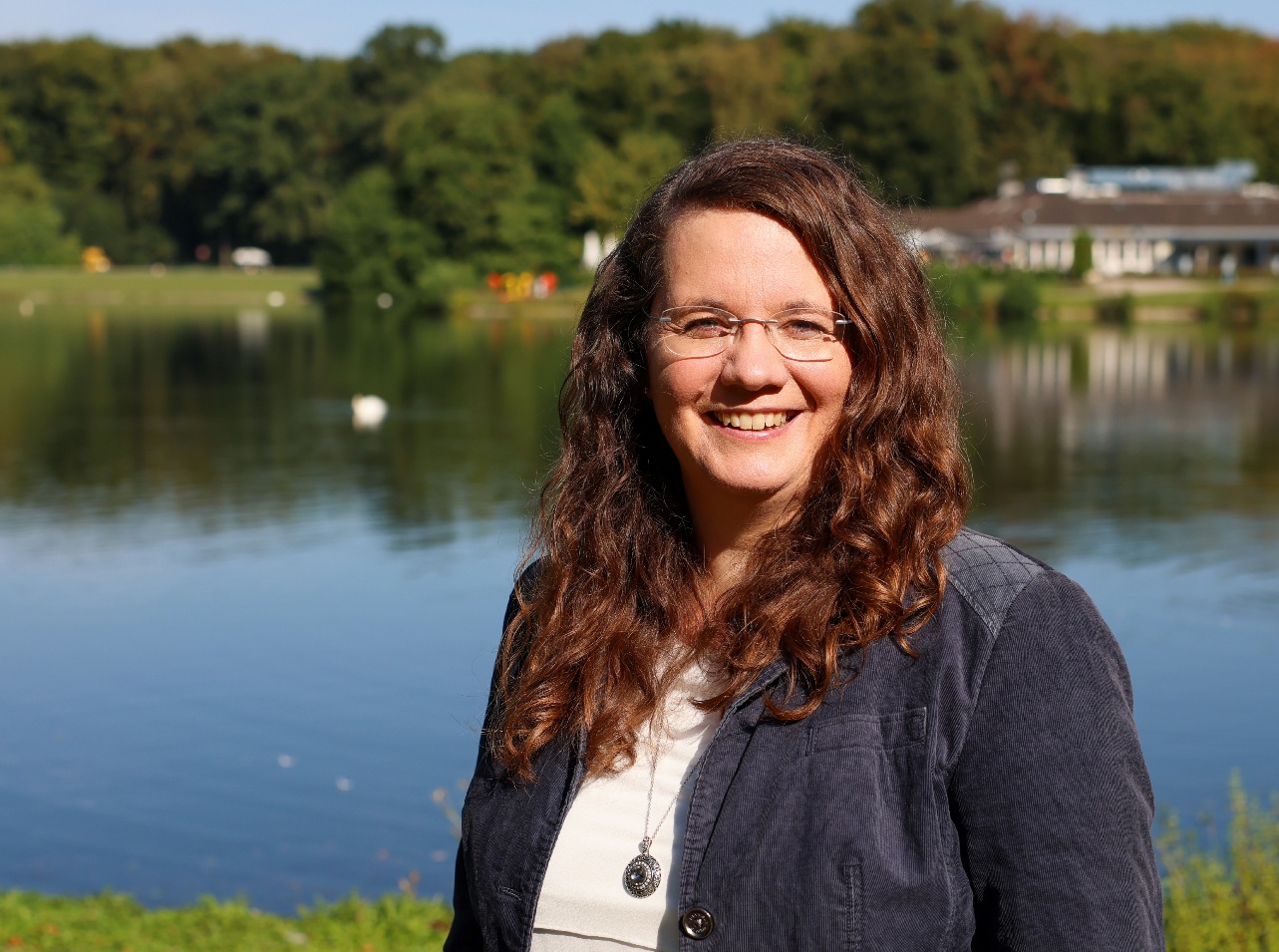 Systemischer Coach und Mediatorin Katharina Temme steht an einem See