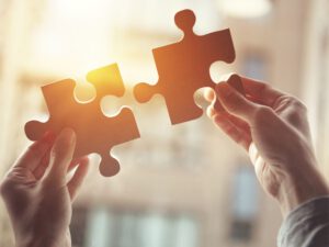Zwei Puzzleteile (eins steht für den Verstand und eins steht für die Intuition) werden zusammengehalten.