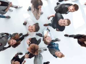 Wir schauen von oben auf ein Team von Menschen - steht für das innere Team im Coaching.