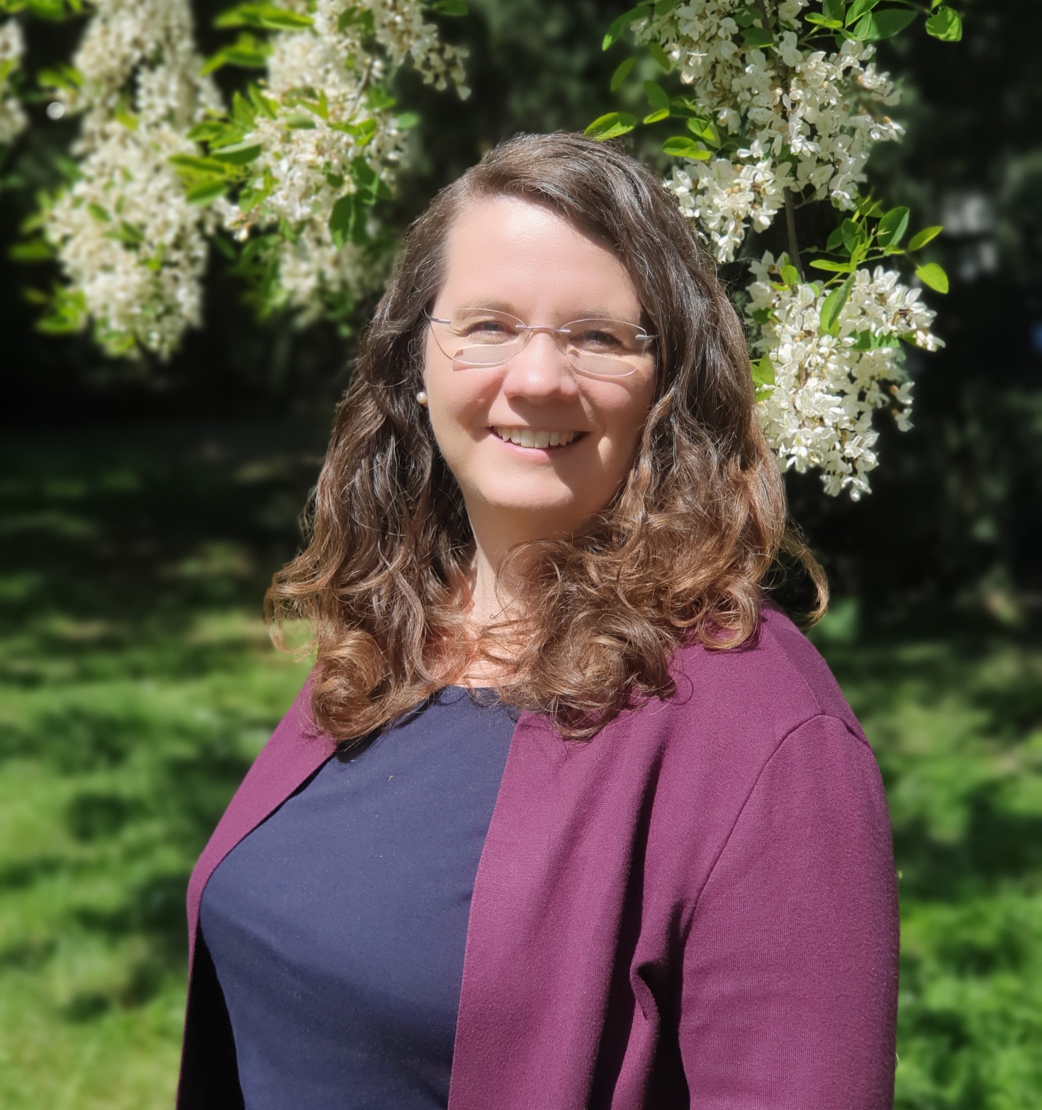 Katharina Temme - Coach und Mediatorin - vor einem grünen Hintergrund im Park