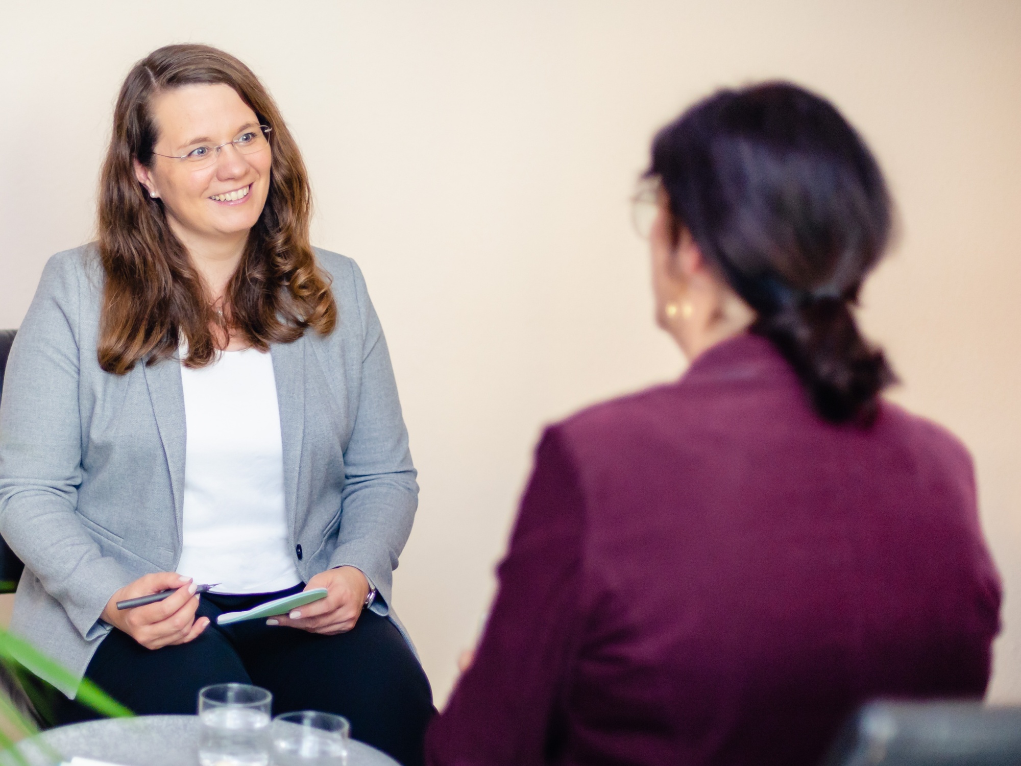 Katharina Temme im Coaching bzw. Mentoring mit einer Klientin.