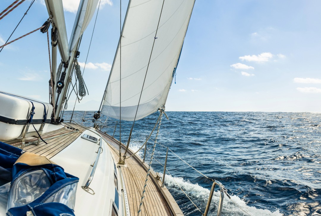 Ein Segelschiff in voller Fahrt hält den Kurs. Symbolisch für den Kurs innerhalb der Moderation, der gehalten werden musss.