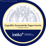 Badge mit dem Siegel der Universität zu Köln als Geprüfte Systemische Supervisorin für Katharina Temme vom ineko Institut an der Universität zu Köln
