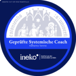 Badge mit dem Siegel der Universität zu Köln als Geprüfte Systemische Coach für Katharina Temme vom ineko Institut an der Universität zu Köln
